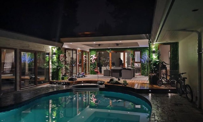 Crescent Beach Villa | Beachfront White Rock Pool House with Ocean Views & Ratings
