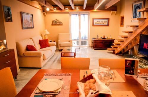 Jaen Apartment | Stylish ÁticoDúplex Steps from the Cathedral, Rated 9.3