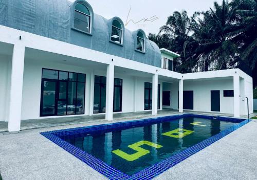 Alor Gajah Villa | Elegant Banseng Court with Inviting Pool Amenities