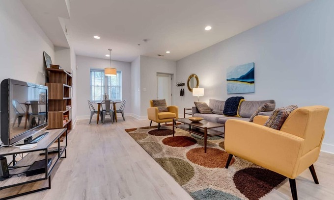 Columbia Heights Bed & Breakfast | Stylish 2BD/2BA Townhouse Near Metro with Family Amenities