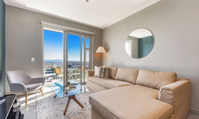 Greater Johannesburg Metropolitan Area Apartment | Luxe 2BR at The Tyrwhitt, Chic Rosebank Living