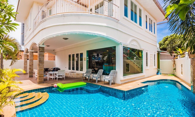 South Pattaya Villa | Premier Tewaree Villa: Pet-Friendly Oasis by Pattaya Beach