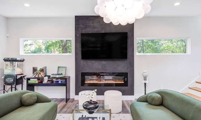 Durham House | Family-Friendly Getaway with Spa, Breakfast & Pet Amenities