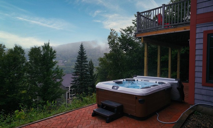 Lincoln House | Mountain Retreat with Pool Table & Firepit | Sleeps 16