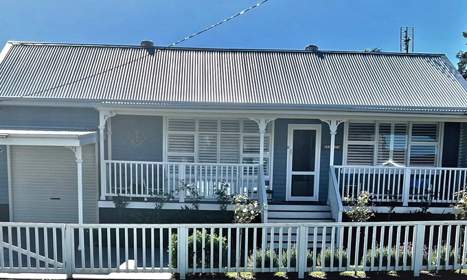 Budgewoi Cottage | LUXE Adults Retreat! w/Pool table, Spa, Firepit & close to Lake