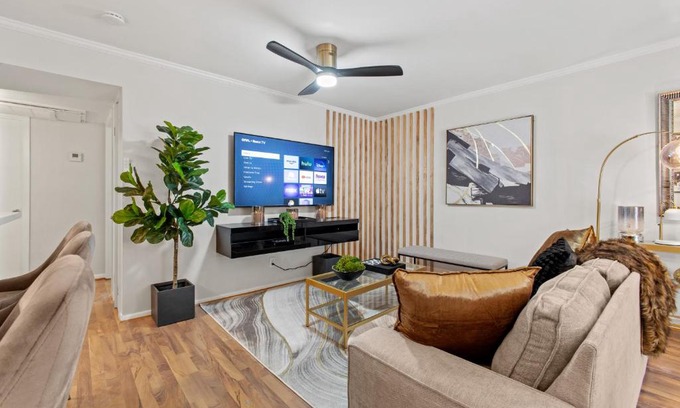 Oak Lawn Apartment | Modern Dallas Condo with Pool & Spa near Highland Park
