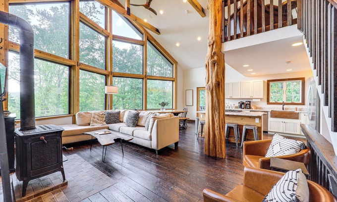 Warrensville House | Premier Appalachian Mountain Cabin with Hot Tub & Views