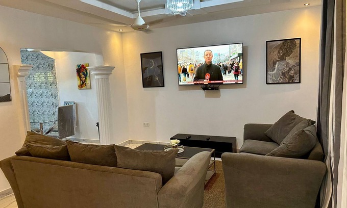 West Coast Division Apartment | Cozy Retreat at Luxe Apt #4 - Pet Friendly & Breakfast Included