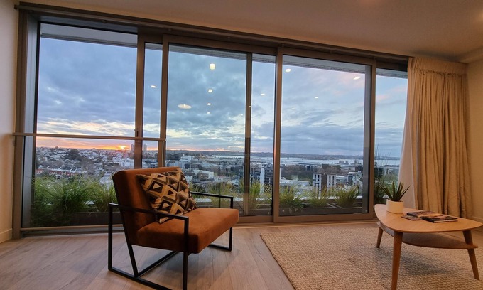 Auckland Central Business District Apartment | Elegant Apt with Harbour-Sunset Views & Top Amenities