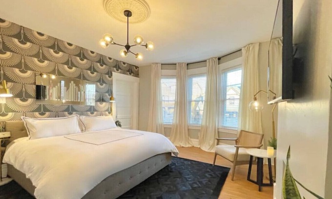 South Hills House | Luxe Beechview Manor | Sleeps 6 | Central