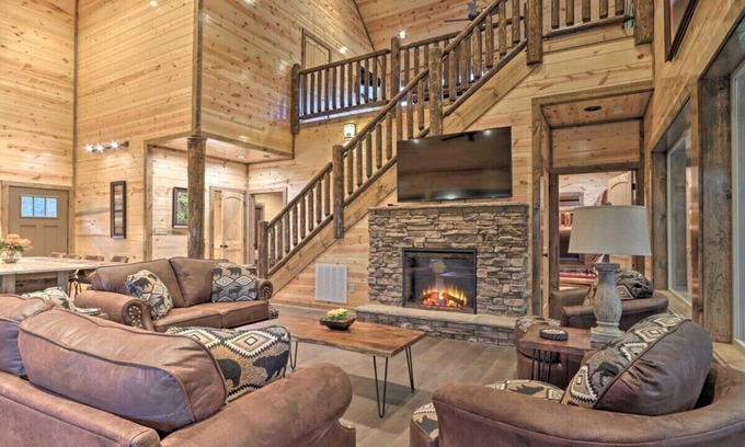 Gatlinburg - Pigeon Forge Cabin | Clear Blue Morning: Stylish Cabin with Indoor Pool & Spa