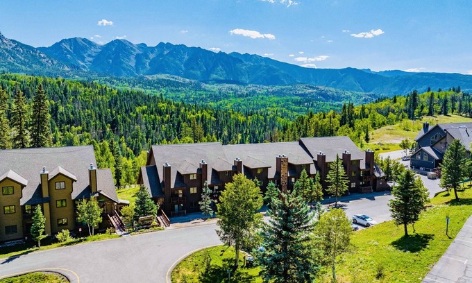 Purgatory House | Relaxing Retreat: Cascade 3BR with Pool & Hot Tub