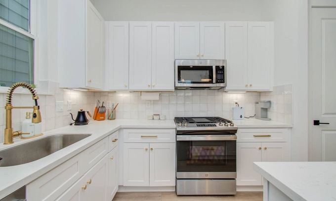 Greater East End House | Stylish EaDo Retreat: Steps from Sports & Premium Amenities