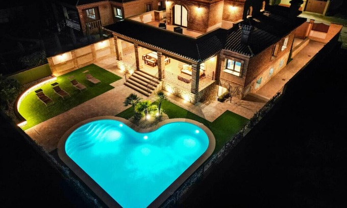 Layos Villa | Indulge in Toledo's Luxe Experience: Pool, BBQ & Billiards