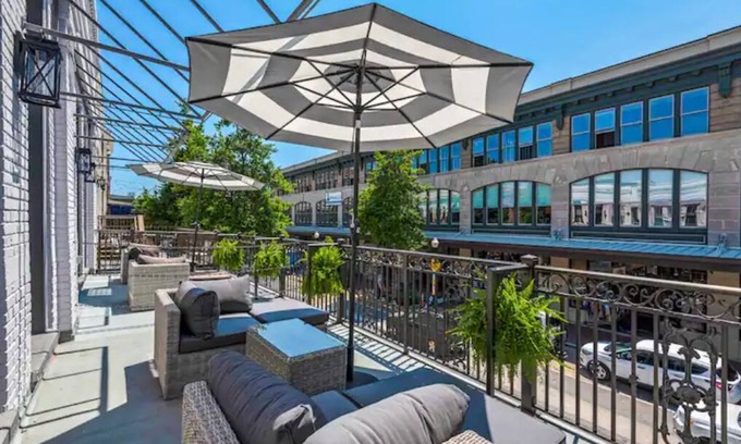 Downtown Apartment | Historic 2 BR Palafox Balcony Overlook - Guest Rated 10/10