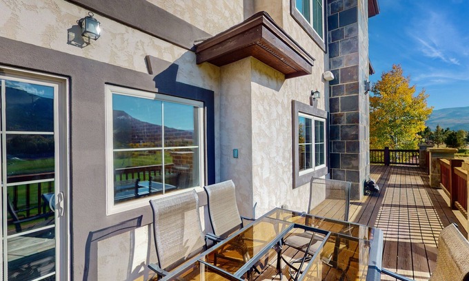 Gypsum House | Elegant Retreat on Gypsum Creek Golf Course with Unique Amenities