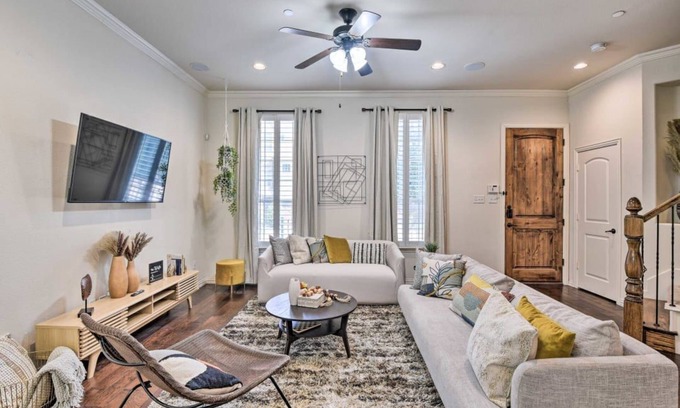 Las Colinas House | Stylish Irving Townhome Near Downtown Dallas Attractions