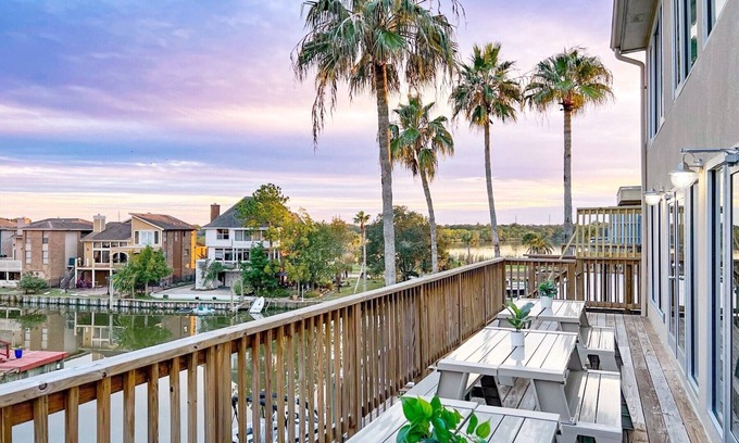 Nassau Bay House | Waterfront 5BR House with Fishing, Spa & NASA Adventures