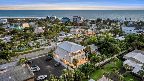 Siesta Key Village House | Elegant Luxe Lagoon: Family-Friendly 4-Star Retreat