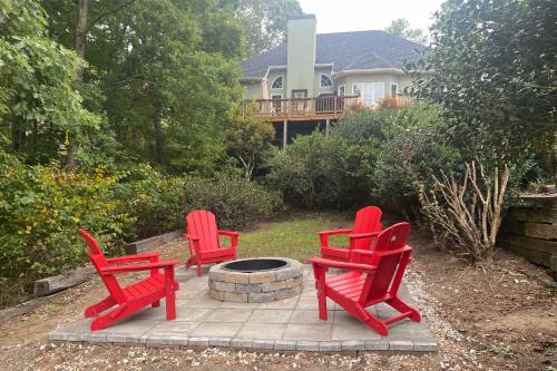 Appling House | Elegant Lake House Retreat with Pool & Dock on Deep Water