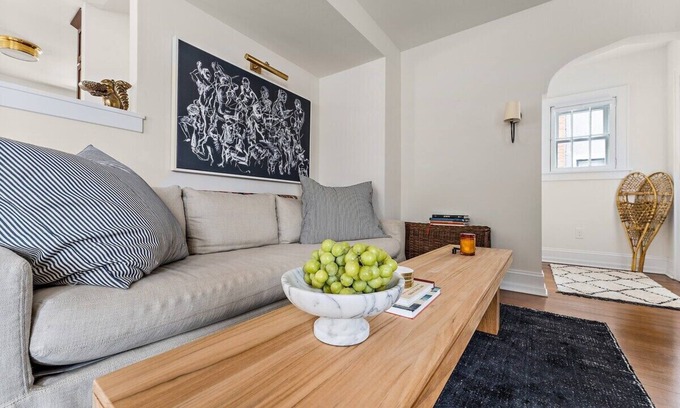 Southwest Minneapolis House | Eco-Friendly Comfort at "Luxe Leisure" by Roxy Rentals