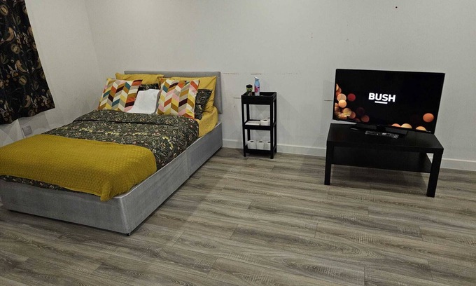 Cray Valley East Ski Chalet | Stylish Retreat for Large Groups: Bunk Together Comfortably