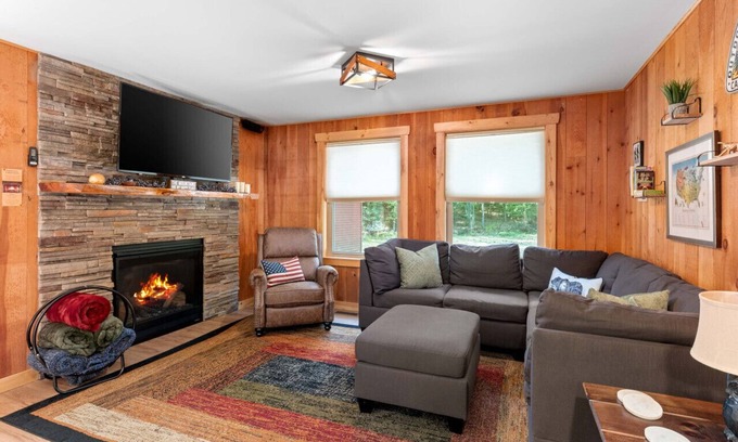 Center Conway House | Luxe Lodge in the Woods! With Sauna & Hot tub