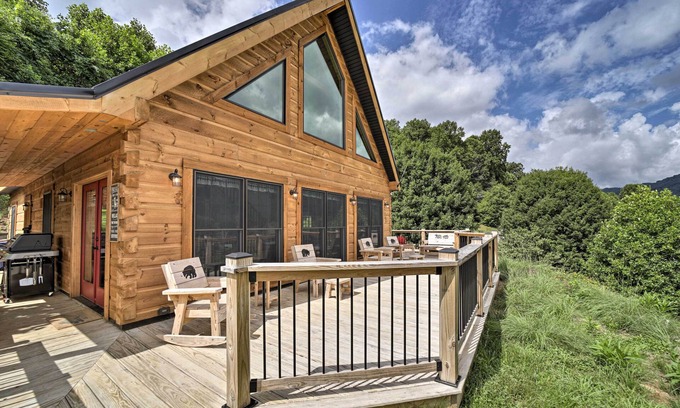 Maggie Valley Cabin | Modern Log Cabin Retreat with Mountain Views & Spa Access