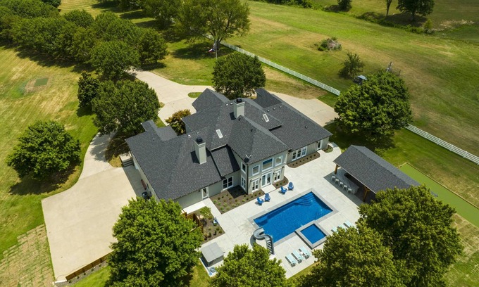 Lebanon House | LUXE - Majestic Manor - Countryside Retreat - 100 Acre Woods