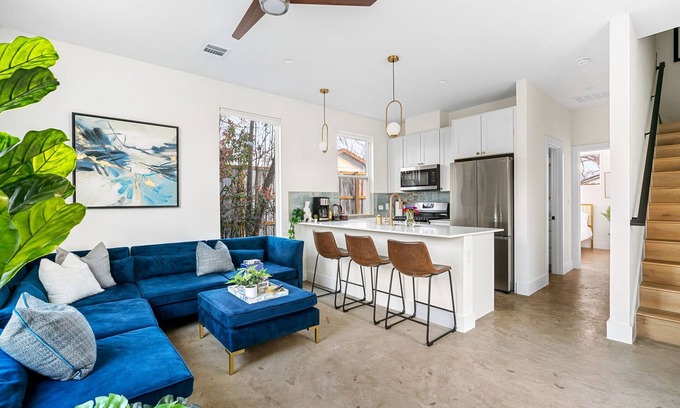 Govalle House | Luxe Modern Retreat in East Austin