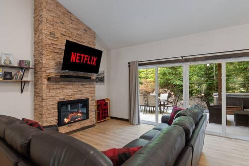 Ashford House | Unwind at Mt. Rainier Lodge with Hot Tub & Game Room