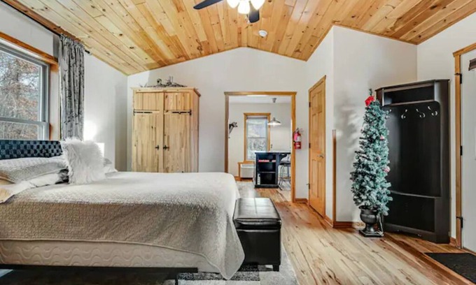 New Lisbon Cabin | Elegant New Lisbon Cabin: Family-Friendly Retreat Awaits