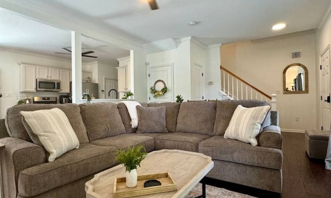 Mount Vernon House | Luxe Oasis Northshore Choto Pets OK 3 KING 4 TWINS