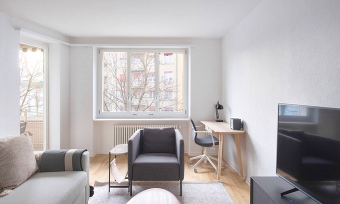 Oerlikon Apartment | Modern Oerlikon 3.5 Room w/ Balcony, Steps to Train Station