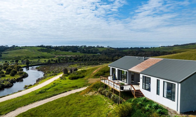 Duncan Villa | Charming Off-Grid Beach House with Panoramic River Views