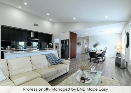 Dubbo House | Elegant Retreat on Lincoln - Near Zoo with Relaxing Pool