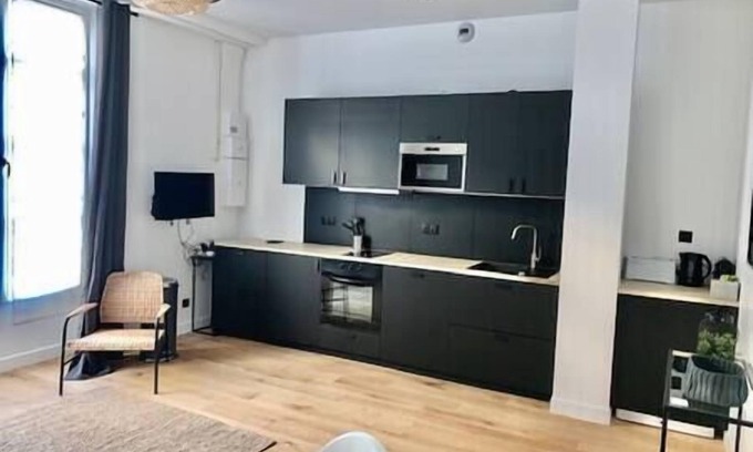 Saint-Thomas-d'Aquin Apartment | Elegant Luxe Parisien with Breakfast and Family Amenities