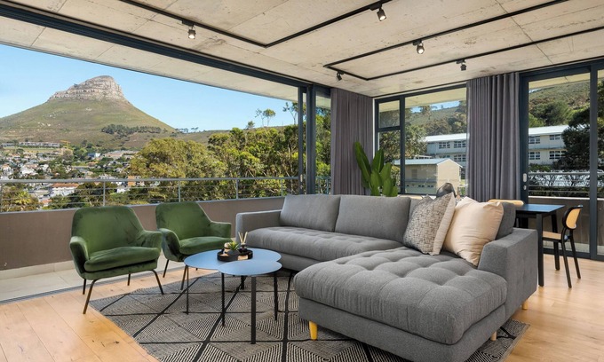 Schotsche Kloof Apartment | Luxe Penthouse - Private Pool - Mountain Views