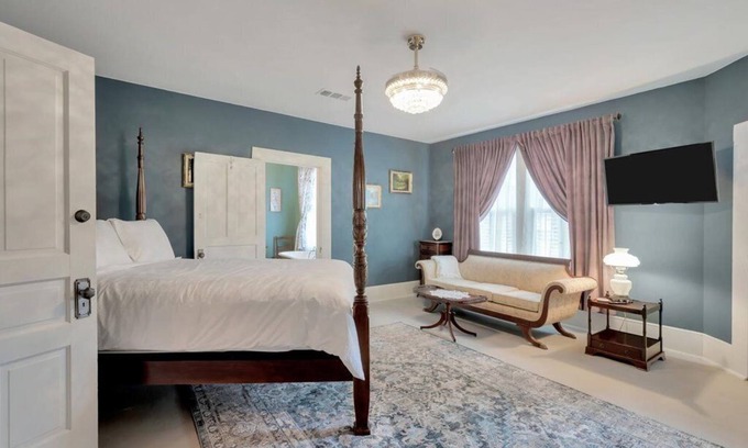 Hemphill House | Elegant Private Room in Historic Hemphill Manor - 9/10 Rating