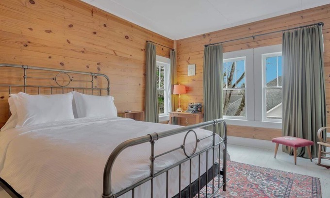 Hemphill House | Historic Manor Retreat with Lake Views & Family-Friendly Perks