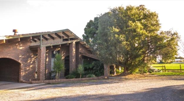 Swan Hill House | Exclusive Luxe Ranch: Family-Friendly with Kitchen & Breakfast