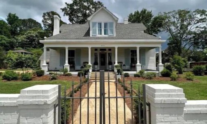 Tupelo House | Elegant Historic 1 BR with Kitchen in Prime Location