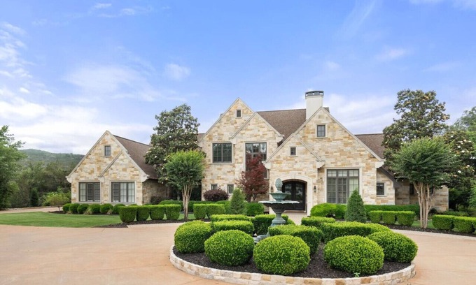 Long Canyon House | Inviting Home with Huge Pool and Exciting Sports Activities