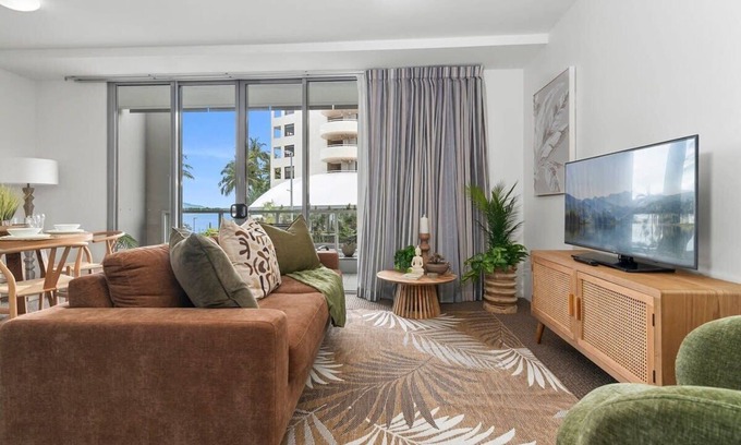 Cairns Central Business District Apartment | Premier Waterfront Retreat with Gym & Family-Friendly Amenities