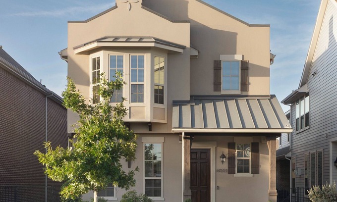 Frisco House | Luxe Retreat with EV Charger & Putting Green