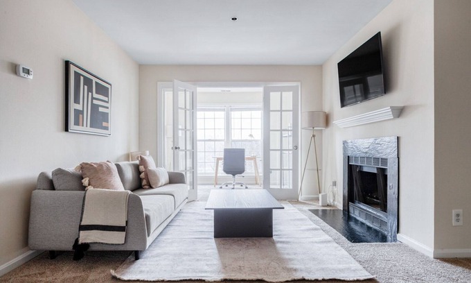 Rosslyn Apartment | Elegant 2BR Rosslyn Retreat with Pool & Gym, Steps to Metro