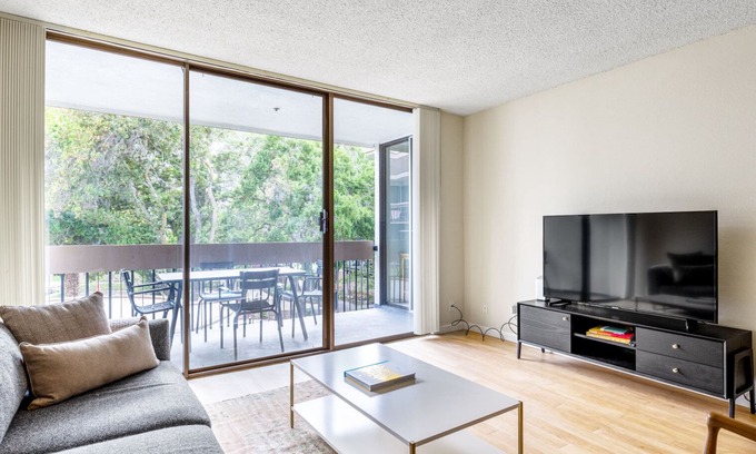 Central San Mateo Apartment | Inviting San Mateo 1BR with Pool & Close to Caltrain