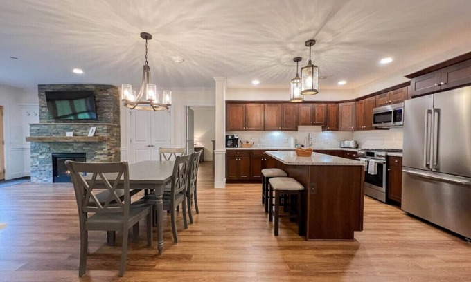 North Conway Condo | Delightful Ski In/Out Retreat with Pool & Hot Tub in N. Conway