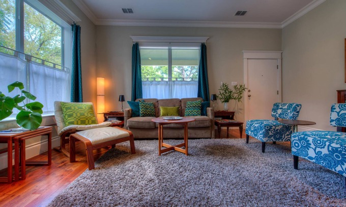 East Cesar Chavez House | Relaxing Spa Retreat in East Austin - Walk to Downtown