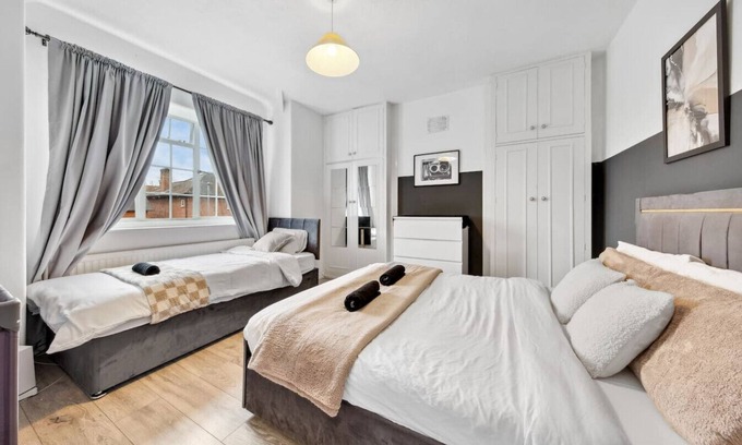 West Putney House | Luxe Stays - Sleeps 7 - Jacuzzi